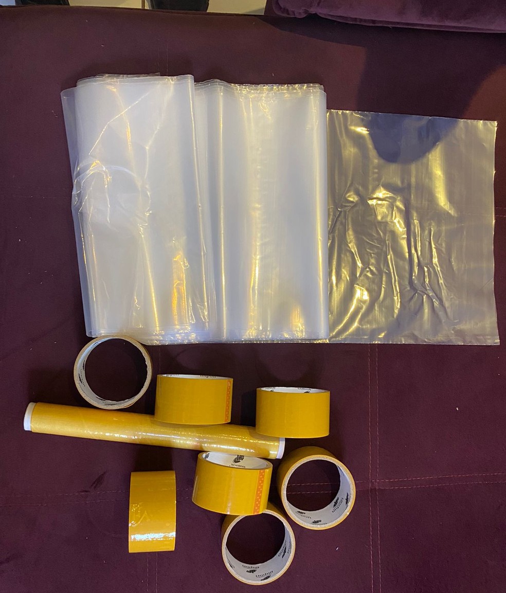 Materiais apreendidos eram usados para transportar droga pelo corpo — Foto: Polícia Federal