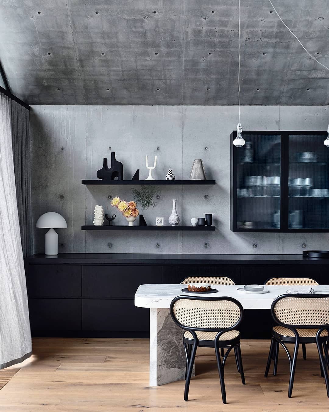Cozinha com armários pretos: 12 ambientes para inspirar seu projeto! (Foto: reprodução)