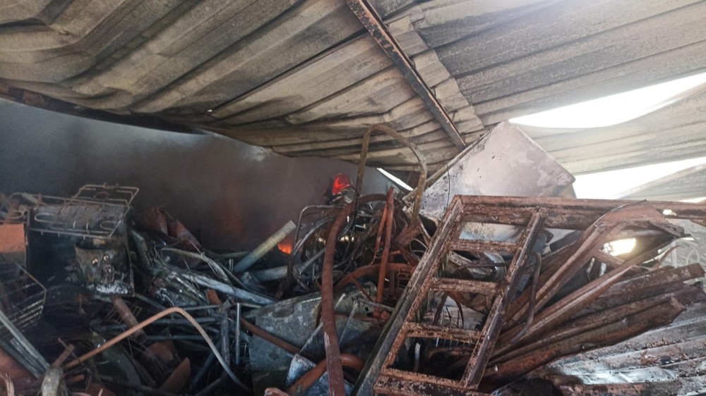 Teto de prédio desaba após incêndio em Frutal