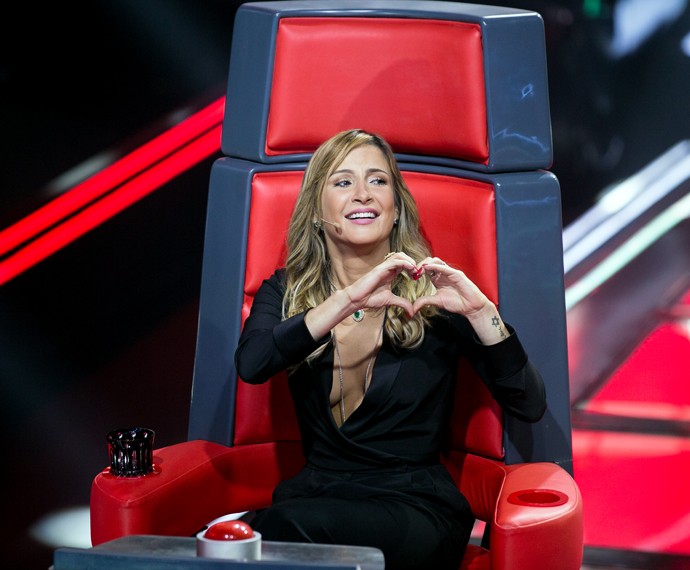 Claudia fez coraçãozinho para a plateia do The Voice Brasil (Foto: Isabella Pinheiro / Gshow)
