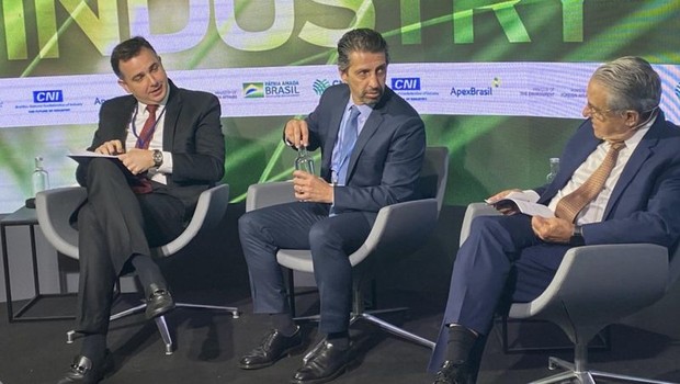 Presidente do Senado, Rodrigo Pacheco, o ministro do Meio Ambiente, Joaquim Leite, e o presidente da CNI participaram de evento na COP26 (Foto: BBC News Brasil)
