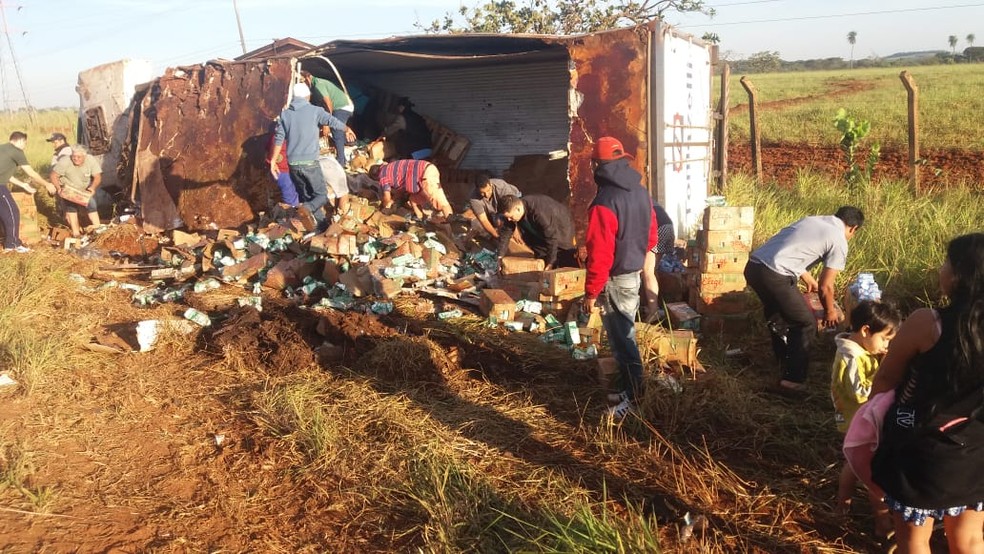 Muita gente aproveitou para pegar leite â Foto: Osvaldo NÃ³brega/TV Morena