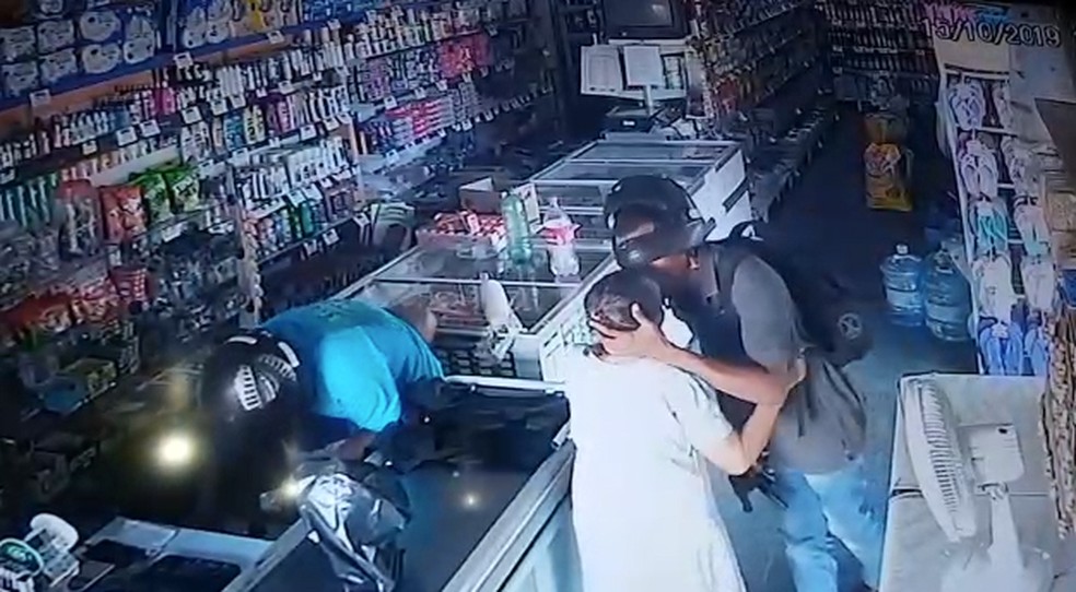 Assaltante deu beijo em idosa durante assalto em Amarante.  — Foto: Reprodução