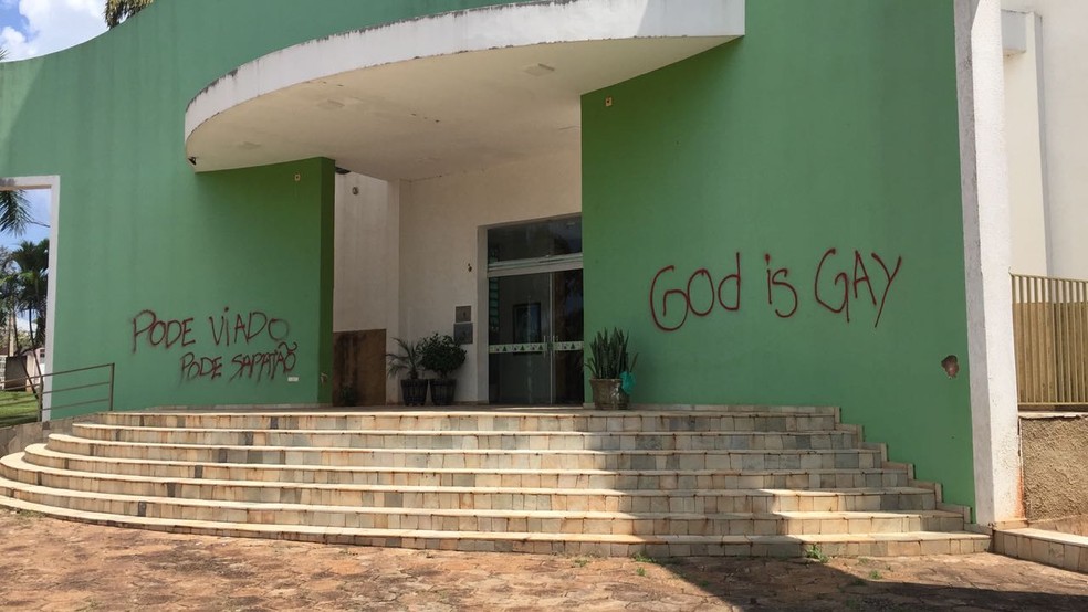 Igreja matriz foi alvo de pichação em Teodoro Sampaio — Foto: Bruna Bachega/TV Fronteira
