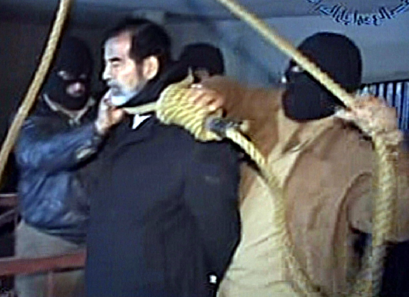 Saddam Hussein momentos antes de ser enforcado em Bagdá — Foto: AFP