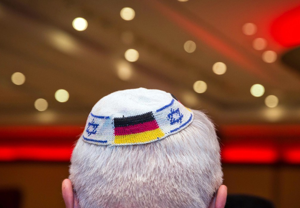 O governo da Alemanha alertou judeus a não usarem o quipá, um item religioso de vestuário, em público — Foto: Frank Rumpenhorst / dpa / AFP