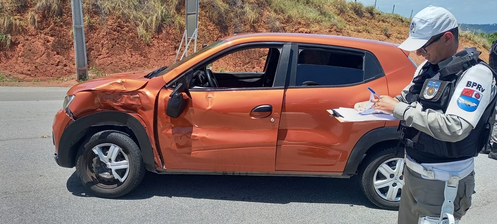 Após a colisão carro ficou parado na rodovia — Foto: BPTran