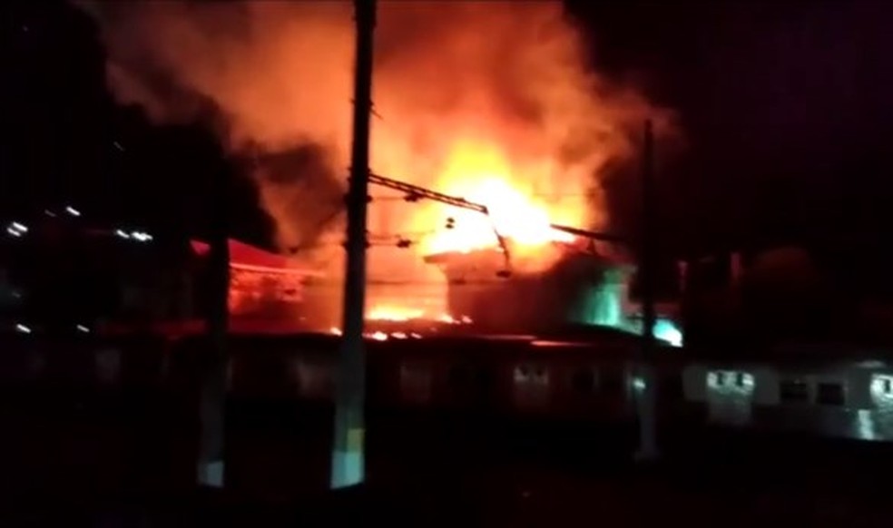Incêndio atinge estação de trem de Japeri — Foto: Reprodução