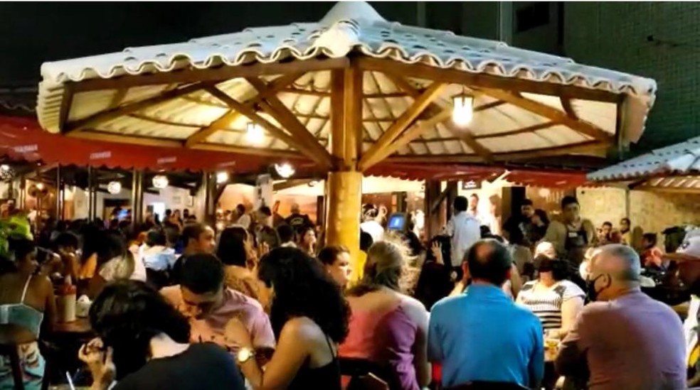 Bar em Olinda estava superlotado no sábado (12), contrariando protocolos de prevenção contra a Covid-19 — Foto: Procon/Divulgação
