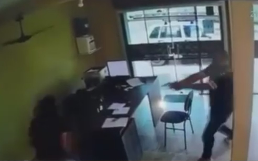 Câmera mostra quando homem invade trabalho de jovem e atira nela em Terezópolis de Goiás — Foto: Reprodução/Polícia Civil