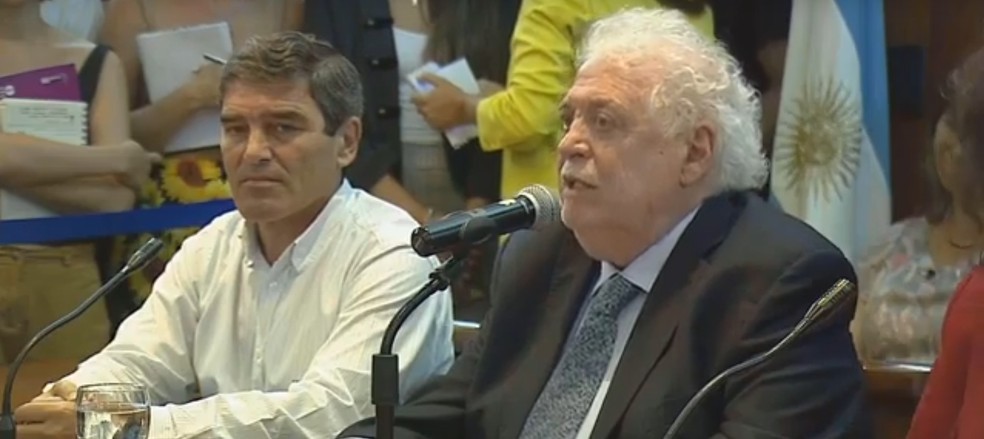 Coletiva de imprensa com Ginés Gonzales Garcia, ministro da Saúde da Argentina, que confirmou o primeiro caso no país. — Foto: Reprodução Youtube
