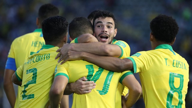 Daniel Cabral comemora o segundo gol de João Peglow, o terceiro do Brasil no jogo
