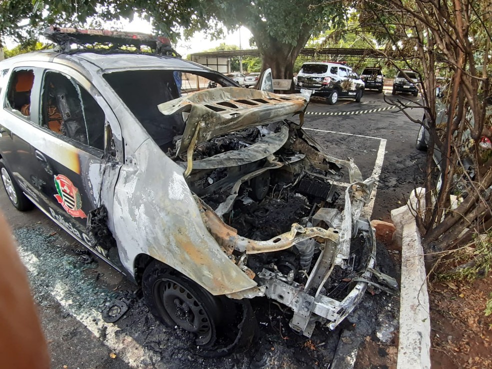 Viaturas da Polícia Civil são danificadas por incêndio em Dracena — Foto: Mariane Santos/TV Fronteira