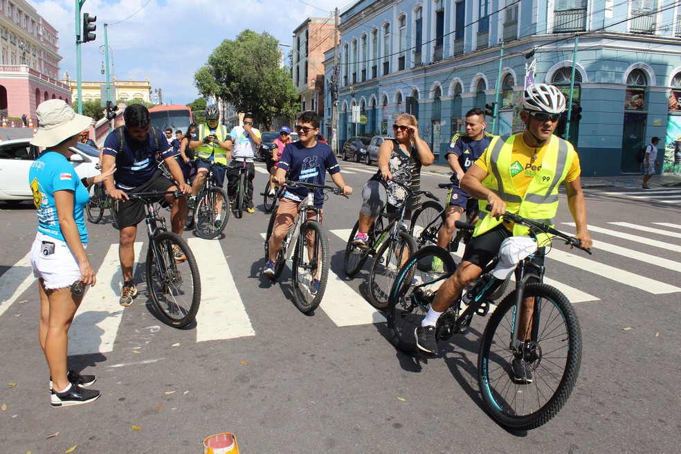 Motoristas e cobradores saíram do Largo de São Sebastião em pedalada pelas ruas — Foto: Patrick Marques/G1 AM