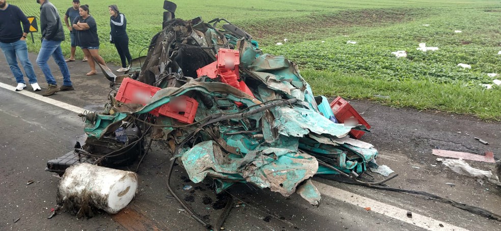 Caminhões ficaram destruídos após acidente — Foto: PRE/Divulgação