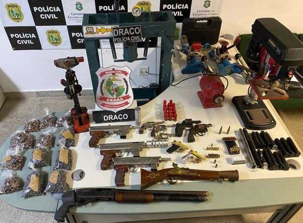 Em fevereiro deste ano a Polícia Civil apreendeu em Fortaleza 11 armas de fogo, centenas de munições e equipamentos para fabricação de armamentos com integrantes do mesmo grupo criminoso que "Magestade" integra. — Foto: Polícia Civil/ Divulgação