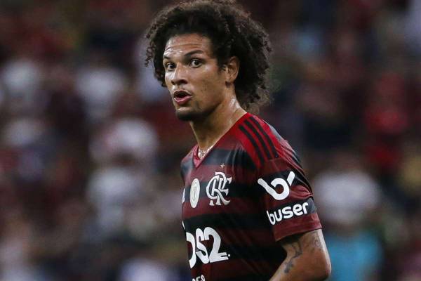 Arão relata jogador do Flamengo se escondendo em campo durante partida.