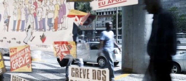 Bancários em greve (Foto: Alexandre Cassiano / O Globo)
