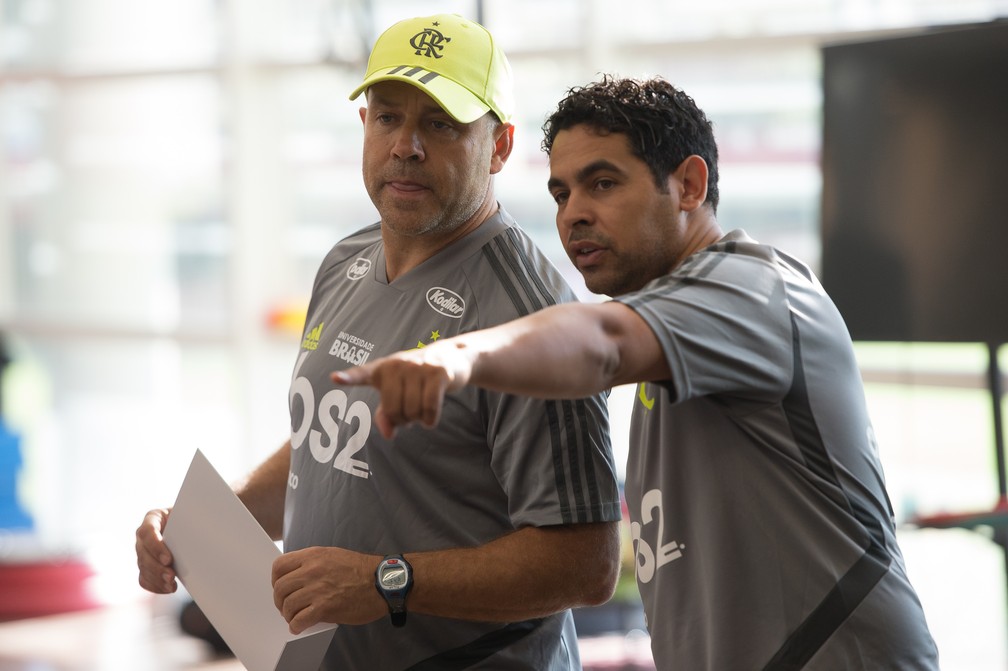 Mário Monteiro (de boné) e Marcio Sampaio, integrantes da comissão de Jesus — Foto: Alexandre Vidal/Flamengo