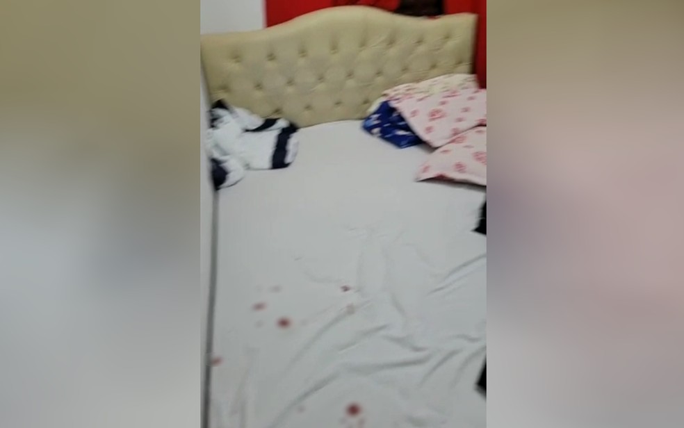 Marcas de sangue em casa de Raiane Ferreira, morta a facadas em Indiara — Foto: Arquivo Pessoal/Daiane Ferreira