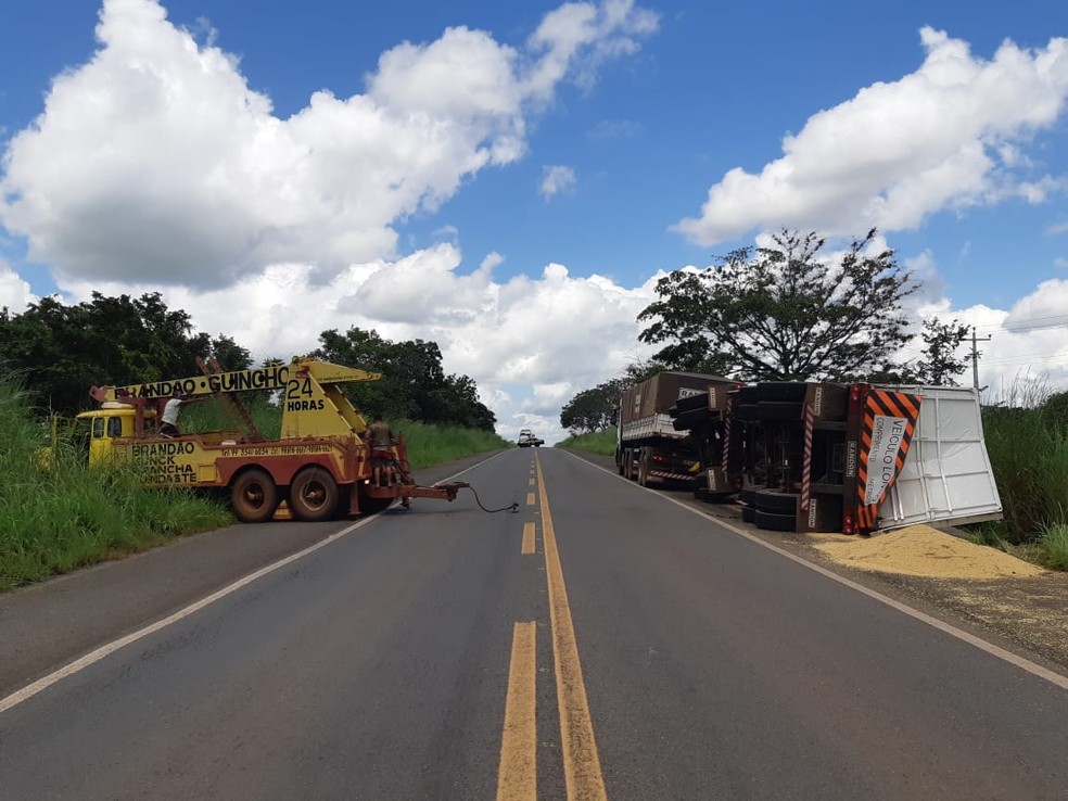PRF registra furto de carga, infrações de trânsito e destombamento de carreta no Maranhão — Foto: Divulgação/PRF.