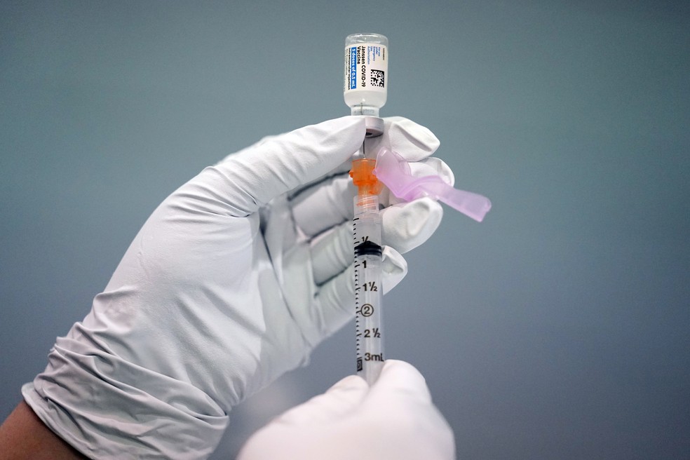 Três pontos de vacinação funcionam na sexta-feira (24) — Foto: Matt Rourke/AP
