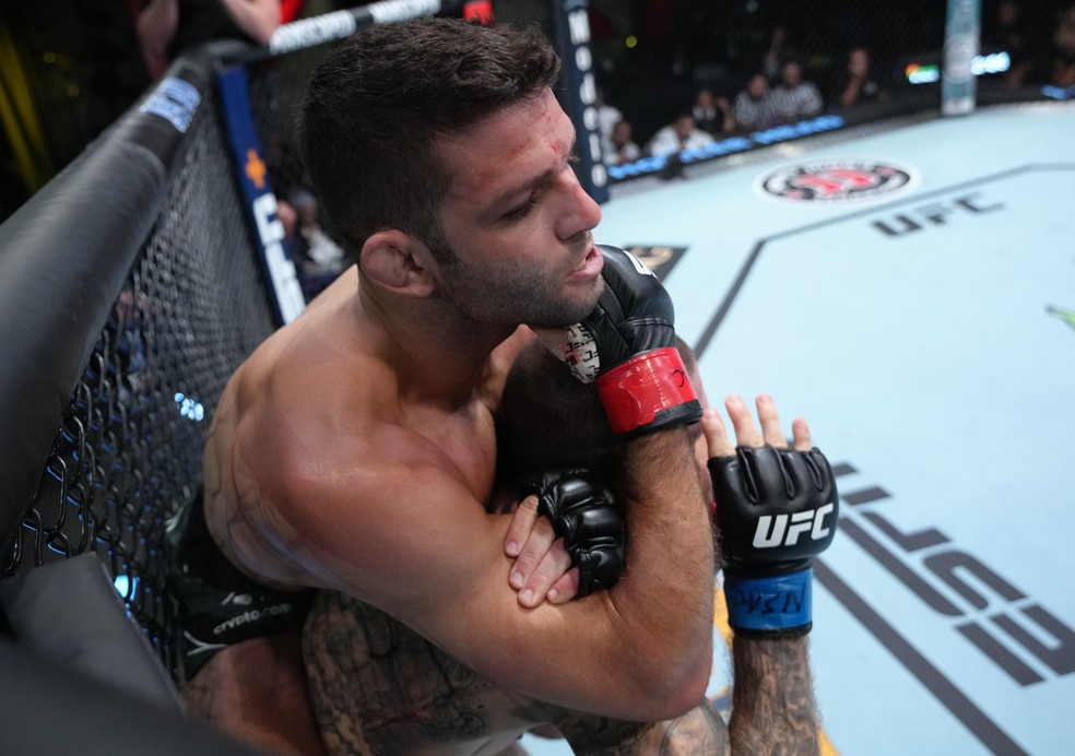 Thiago Moisés venceu Christos Giagos por finalização aos 3min05s do R1 — Foto: Getty Images