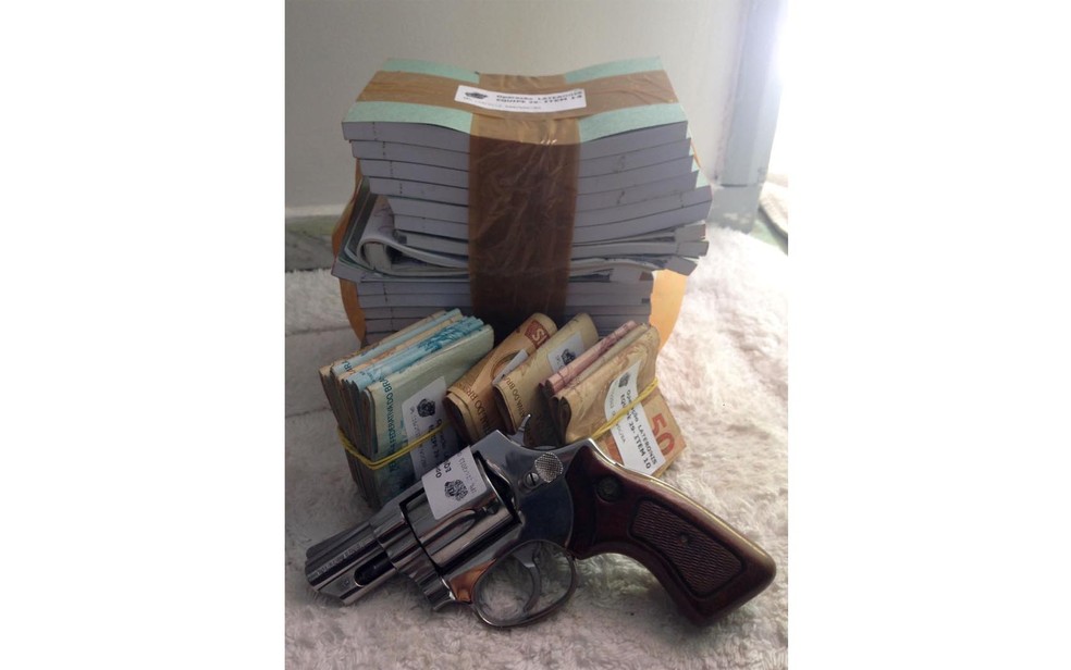 Dinheiro e arma foram apreendidos em operação nesta quinta-feira (23), na Bahia (Foto: Divulgação/ PF-BA)