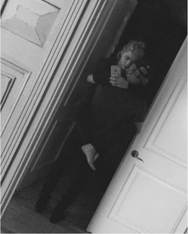 A atriz Chloe Grace Moretz no colo de seu namorado, o modelo Brooklyn Beckham (Foto: Instagram)