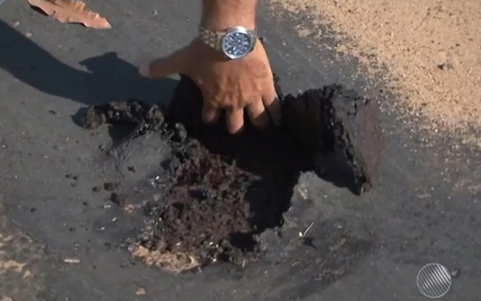 Moradores reclamam de asfalto que 'derrete' na pista e gruda em pneus e sapatos, no norte da Bahia | Bahia | G1