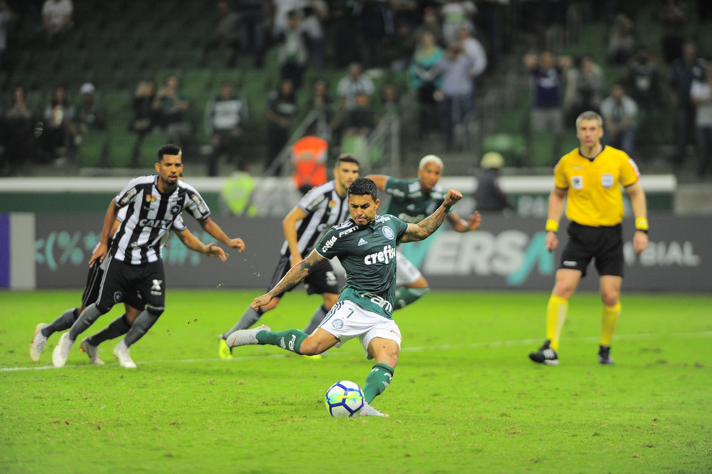 Palmeiras desperdiça quinto pênalti consecutivo, mas faz outro gol de falta após seca de três anos