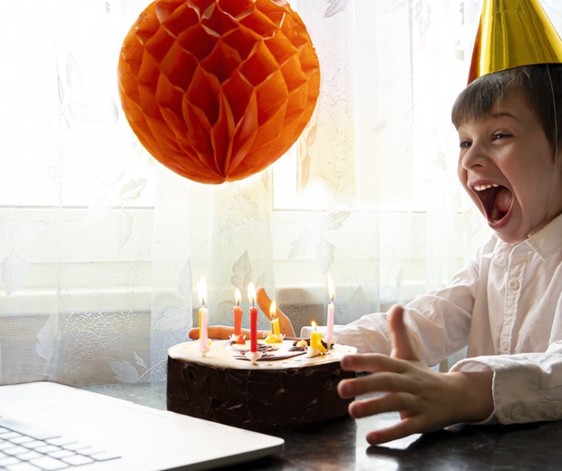 Menino em festa de aniversário virtual (Foto: Getty Images)