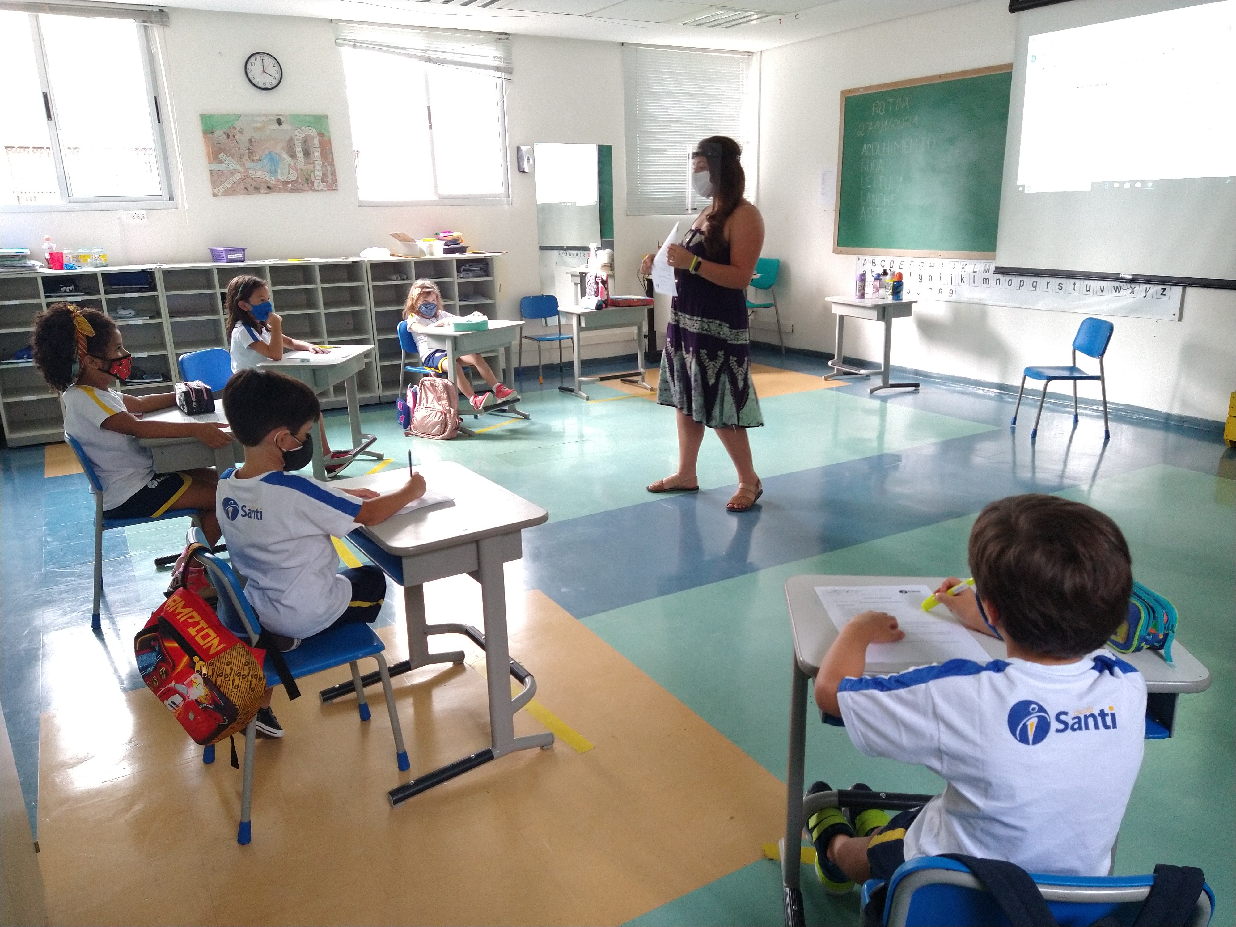 Alunos em aulas presenciais na Escola Santi (SP) (Foto: Divulgação)