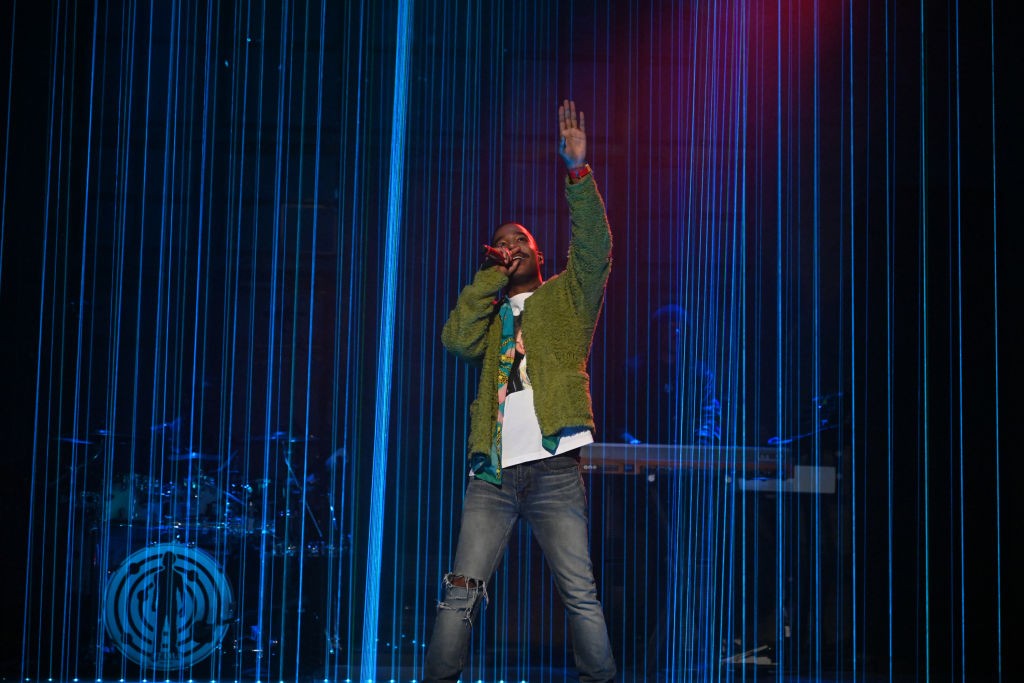 SATURDAY NIGHT LIVE -- "Carey Mulligan" Episode 1802 -- Pictured: Musical guest Kid Cudi performs "Tequila Shots" on Saturday, April 10, 2021 -- (Photo By: Will Heath/NBC/NBCU Photo Bank via Getty Images) (Foto: NBCU Photo Bank via Getty Images)