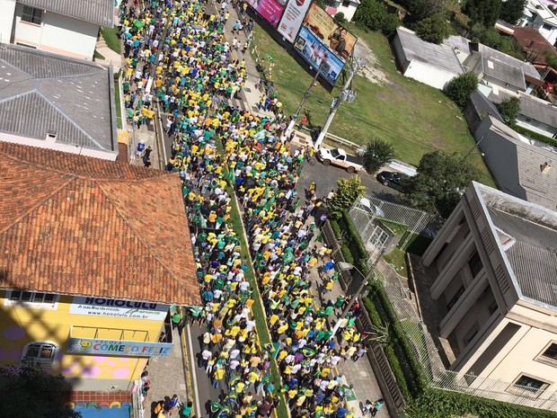 Em Lages, na Serra catarinense, público usava verde e amarelo na manifestação (Foto: Paulo Marques/Divulgação)