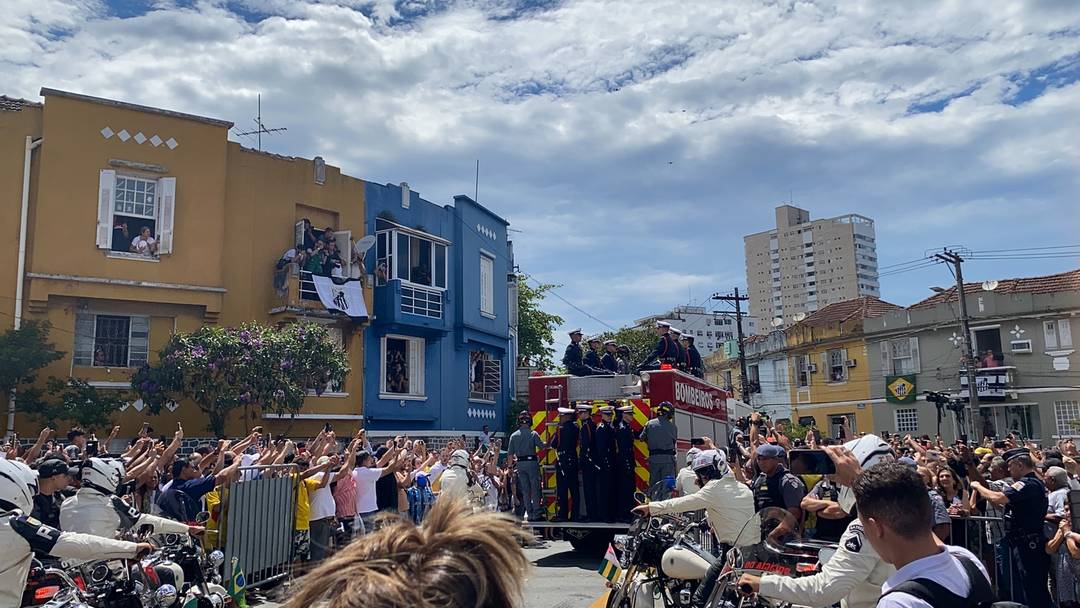Fãs e torcedores acompanham cortejo de Pelé pelas ruas de Santos, no litoral de SP, nesta terça-feira (3).