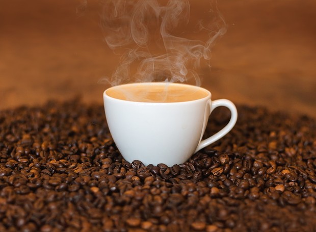 Somente uma xícara de café contém quase 100 miligramas de cafeína, o que é a quantidade máxima que um adolescente deve ingerir em um dia (Foto: Pixabay / Pfüderi / Creative Commons)