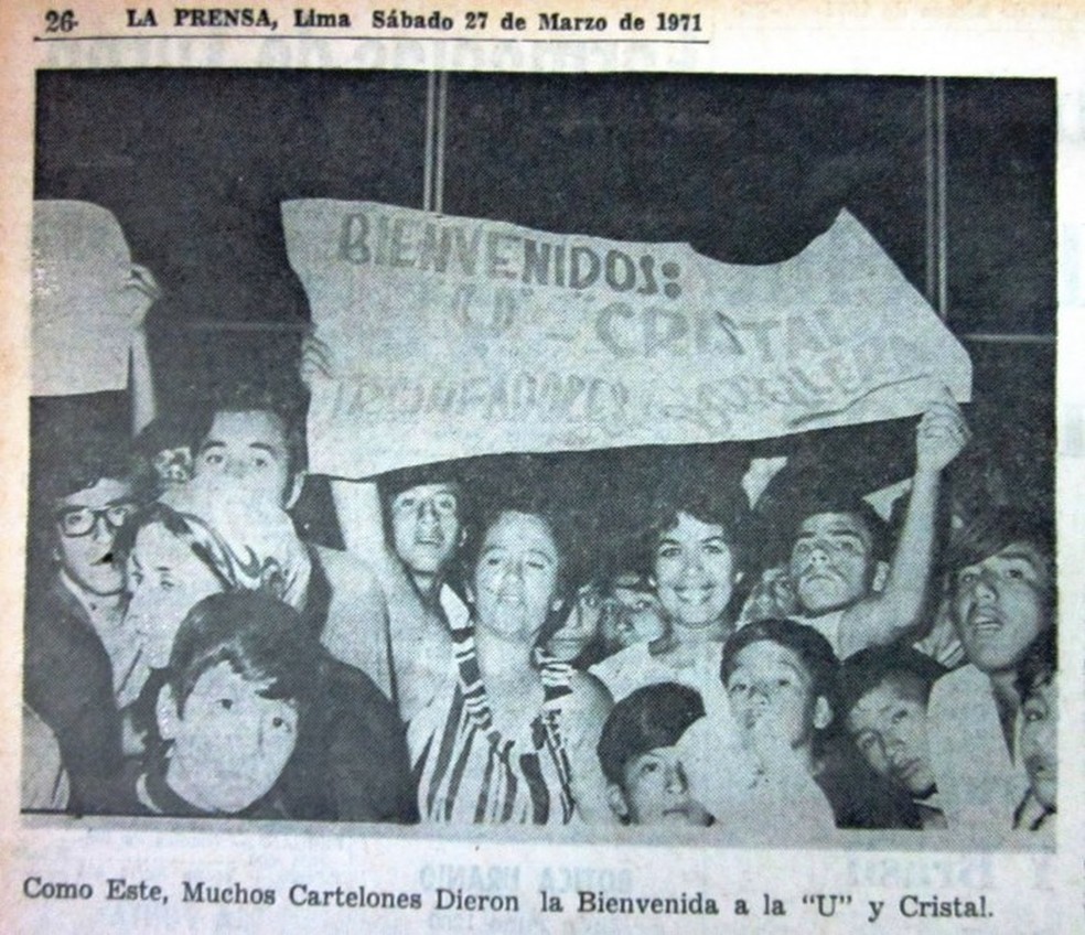 Torcedores receberam os jogadores do Sporting Cristal no aeroporto de Lima. — Foto: Reprodução
