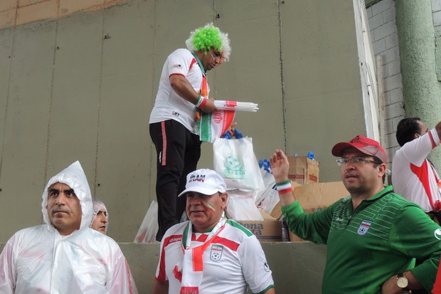 Iranianos distribuem bandeirinhas para cativar brasileiros (Foto: Erik Paulussi/GQ)
