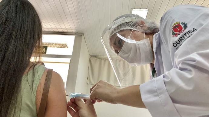 Curitiba amplia vacinação e convoca nascidos entre 1988 e 1990 para a quarta dose contra a Covid-19; veja como a ação vai funcionar