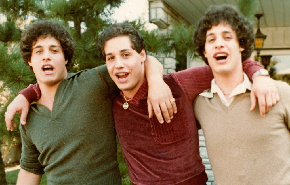 Os trigÃªmeos se tornaram um fenÃ´meno midiÃ¡tico depois que se conheceram aos 19 anos, mas as coisas comeÃ§aram a desandar na dÃ©cada de 90 (Foto: Family Photo/ Courtesy of film studio NEON/AP)