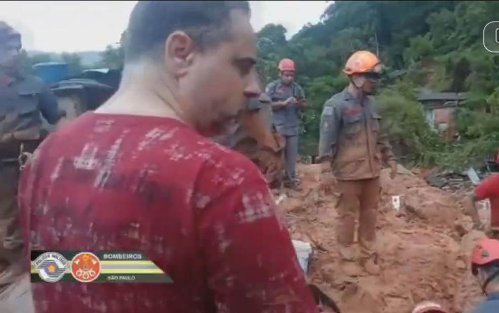 Bombeiros se mobilizam em buscas por desaparecidos em deslizamentos nos morros. — Foto: Reprodução