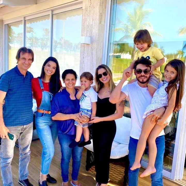 Andressa Suita com os filhos e a família (Foto: Reprodução Instagram)