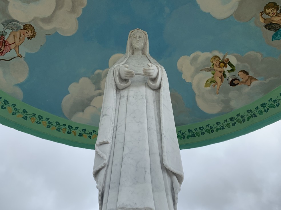 Capitel de Maria Mediadora e Distribuidora de Gra&ccedil;as, uma madona esculpida em m&aacute;rmore Carrara branco, em Nova P&aacute;dua (RS) &mdash; Foto: Matheus Beck/g1 RS