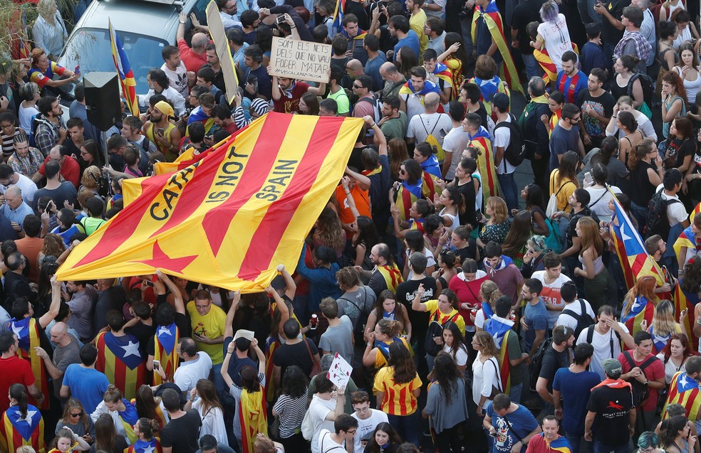 Manifestantes em Barcelona exibem bandeira 'Catalunha não é Espanha' (Foto: REUTERS/Yves Herman)