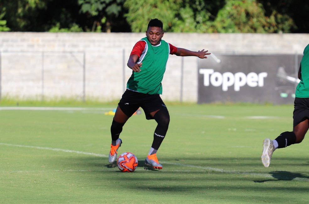 Com passagem pelo profissional, Eron é o centroavante titular do sub-23 — Foto: Maurícia da Matta / Divulgação / EC Vitória