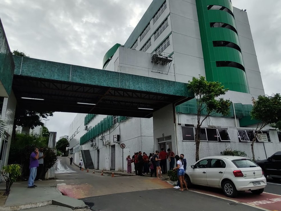 Pessoas se aglomeram na porta do hospital 28 de Agosto, em Manaus — Foto: Eliana Nascimento/G1