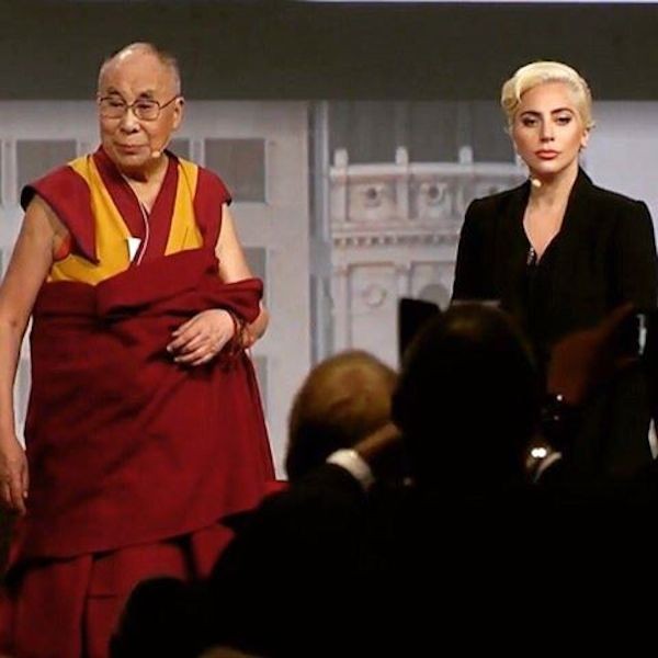A cantora Lady Gaga e o Dalai Lama (Foto: Reprodução)