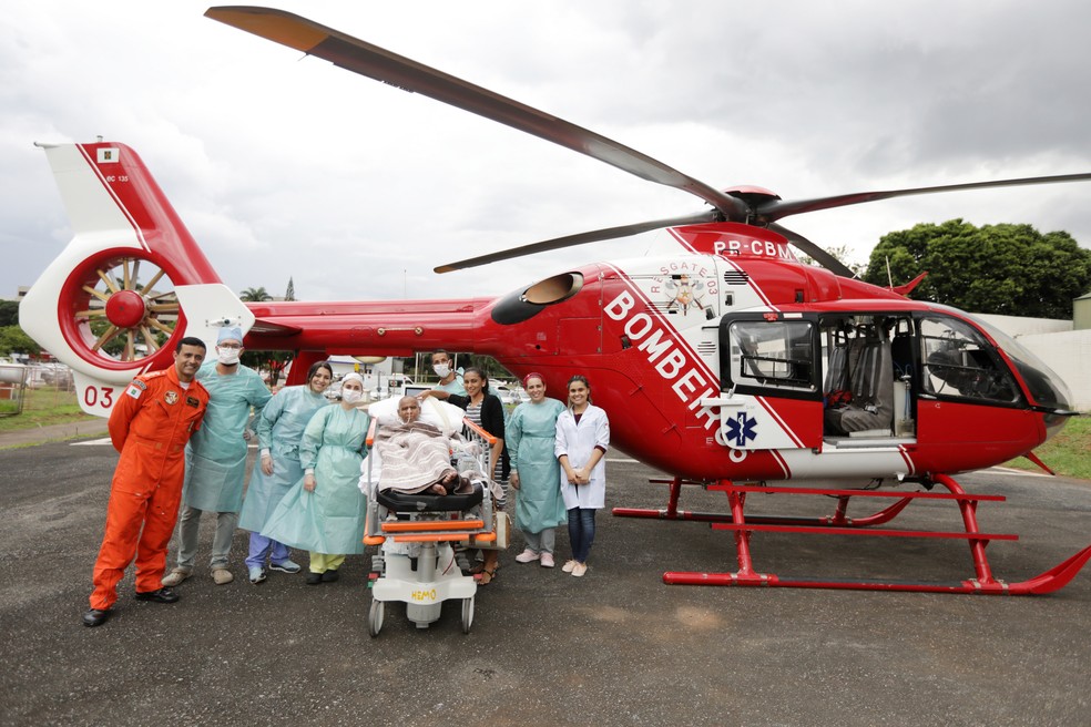 Equipe médica leva paciente para passear na área externa do Hospital de Base — Foto: Lúcio Távora/IGESDF