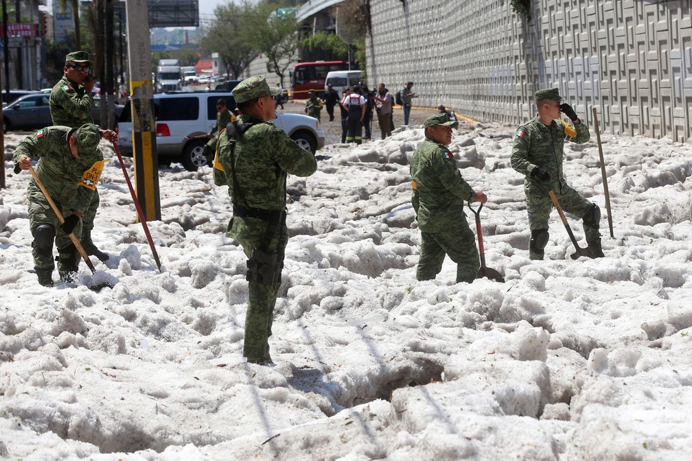 Cidade de Guadalajara, no México, foi atingida por uma tempestade de granizo, em pleno verão, neste domingo (30).  — Foto: Fernando Carranza/Reuters